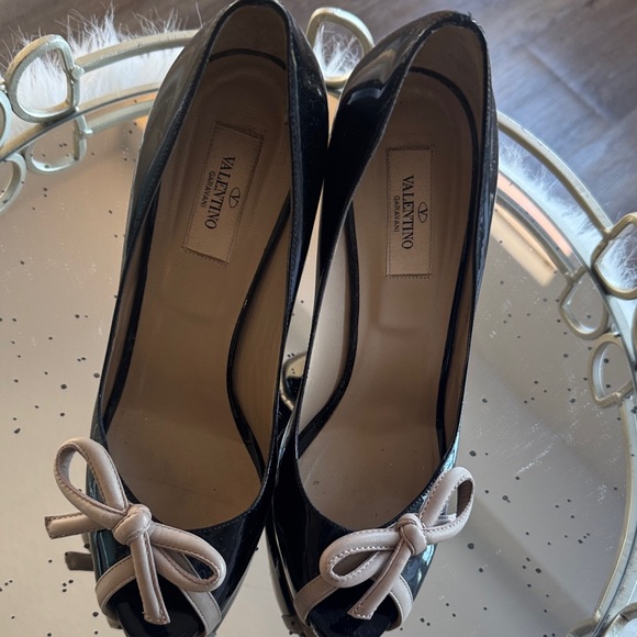 Valentino Garavani Black Heels with Beige Bow - Picture 3 of 5